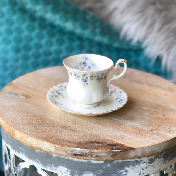 Royal Albert ‘Memory Lane’ teacup & saucer set - Picture 2 of 13